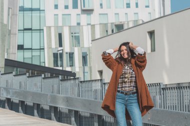 Güzel kız bir kentsel bağlamda poz