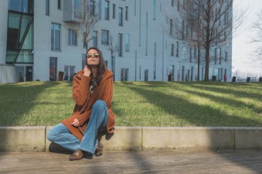 Güzel kız bir kentsel bağlamda poz