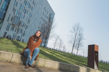 Güzel kız bir kentsel bağlamda poz