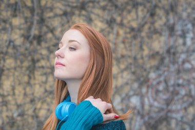 Güzel kız şehir sokaklarda poz