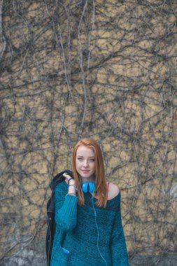 Güzel kız şehir sokaklarda poz