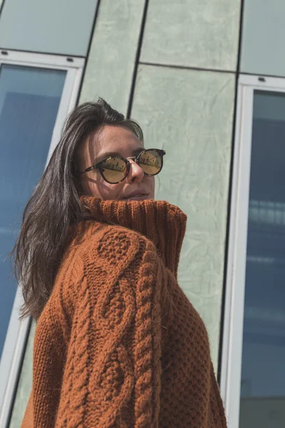 Beautiful girl posing in an urban context — Stock Photo, Image