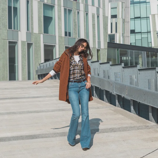 Menina bonita posando em um contexto urbano — Fotografia de Stock