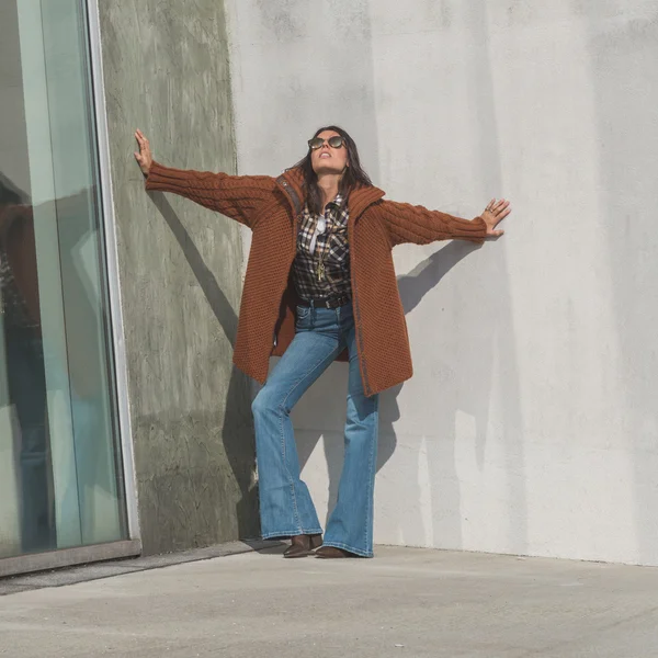 Hermosa chica posando en un contexto urbano —  Fotos de Stock