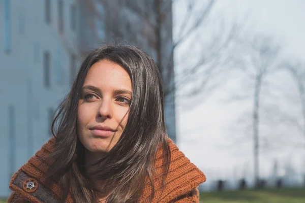 Beautiful girl posing in an urban context — Stock Photo, Image