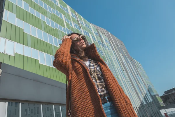 Bella ragazza in posa in un contesto urbano — Foto Stock