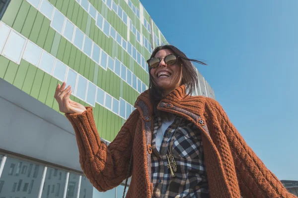 Bella ragazza in posa in un contesto urbano — Foto Stock