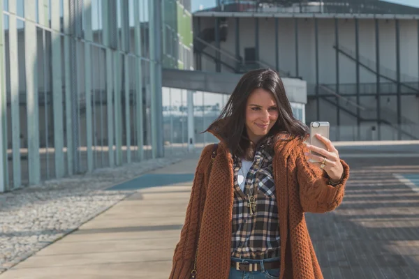 Hermosa chica tomando una selfie en un contexto urbano —  Fotos de Stock