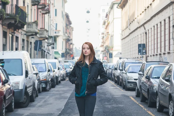 Bella ragazza in posa nelle strade della città — Foto Stock