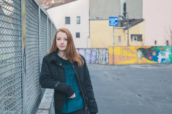 Vacker flicka poserar i stadens gator — Stockfoto