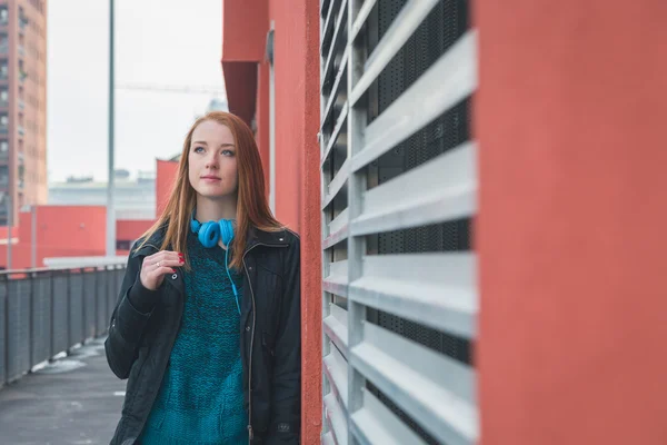 Krásná dívka pózuje v ulicích města — Stock fotografie