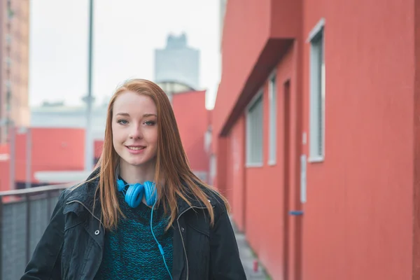 Beautiful girl posing in the city streets — Stock Photo, Image