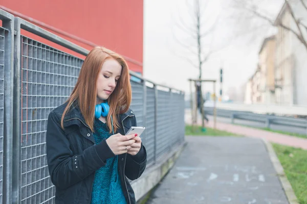 Beautiful girl texting in the city streets — Stock Photo, Image