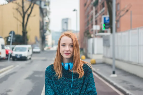 Krásná dívka pózuje v ulicích města — Stock fotografie