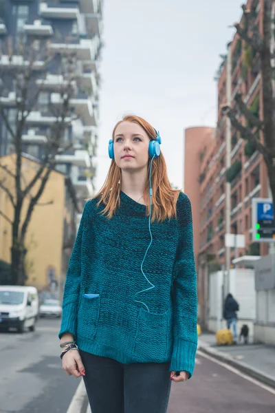 Hermosa chica escuchando música en las calles de la ciudad — Foto de Stock