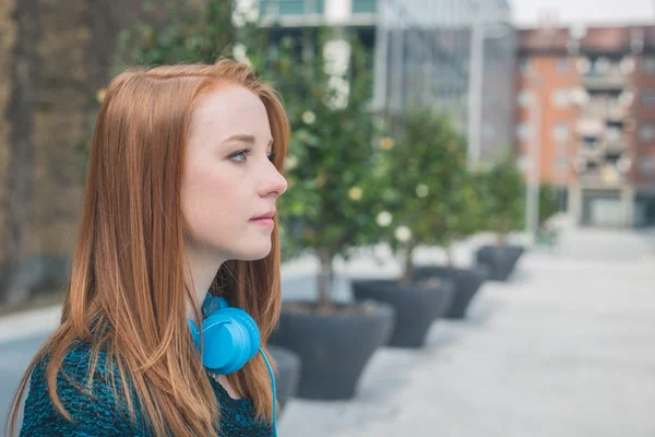 Beautiful girl posing in the city streets — Stock Photo, Image