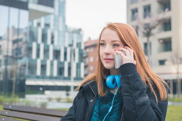 Krásná dívka mluví telefonu v městském kontextu — Stock fotografie