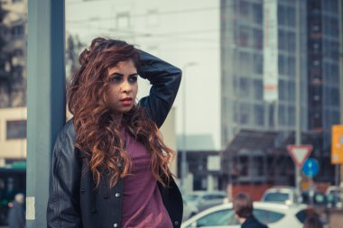 Güzel kız bir kentsel bağlamda poz