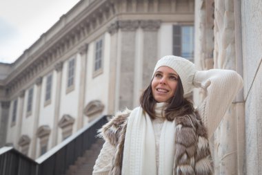 Şehir sokaklarını poz güzel genç kadın