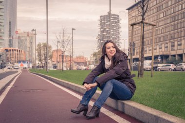 Genç güzel kız şehir sokaklarda poz