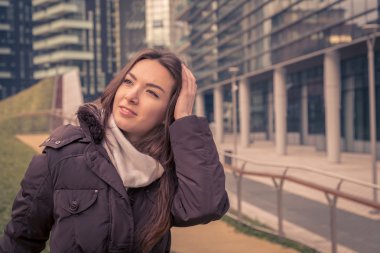 Genç güzel kız şehir sokaklarda poz