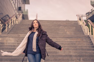 Genç güzel kız şehir sokaklarda poz