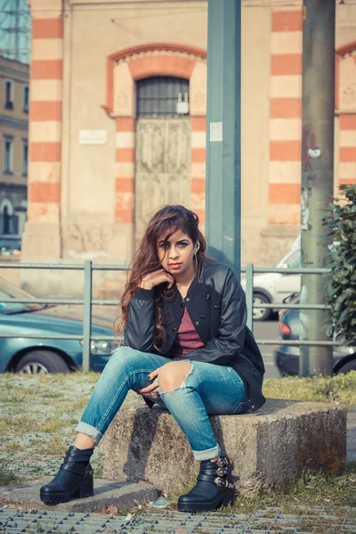 Menina bonita posando em um contexto urbano — Fotografia de Stock
