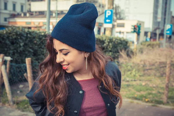 Mooi meisje poseren in een stedelijke context — Stockfoto