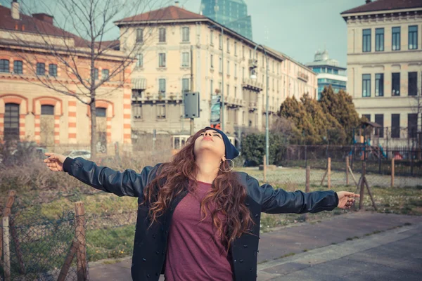 Bella ragazza in posa in un contesto urbano — Foto Stock