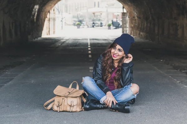 Schöne Mädchen posiert in einem Tunnel — Stockfoto