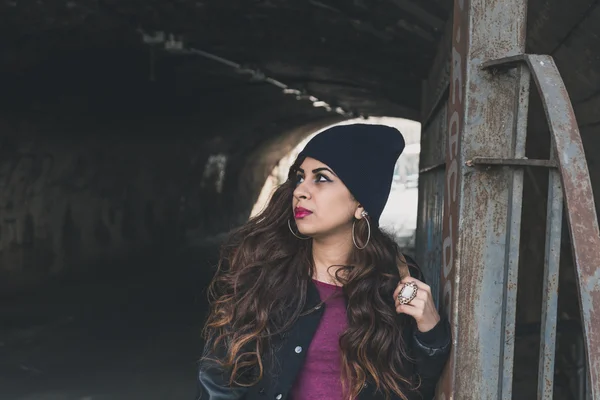 Menina bonita posando em um túnel — Fotografia de Stock