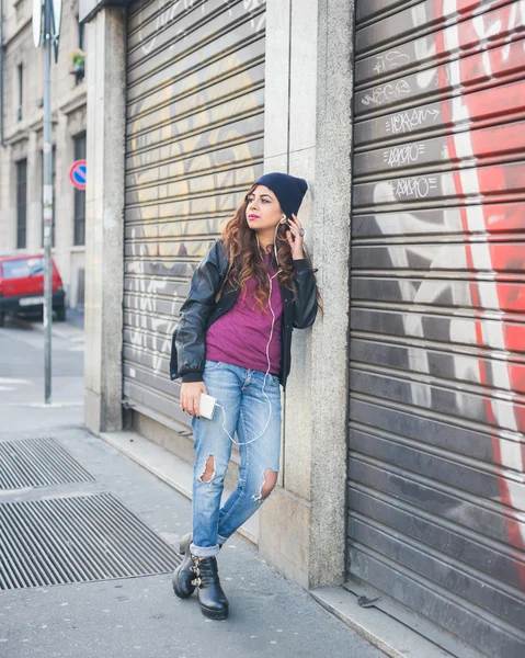 Menina bonita posando em um contexto urbano — Fotografia de Stock