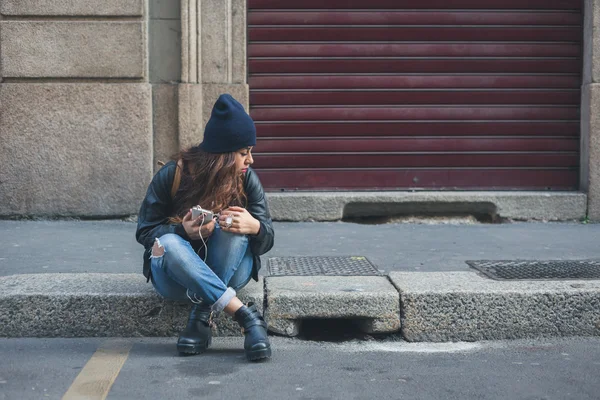 Bella ragazza in posa in un contesto urbano — Foto Stock