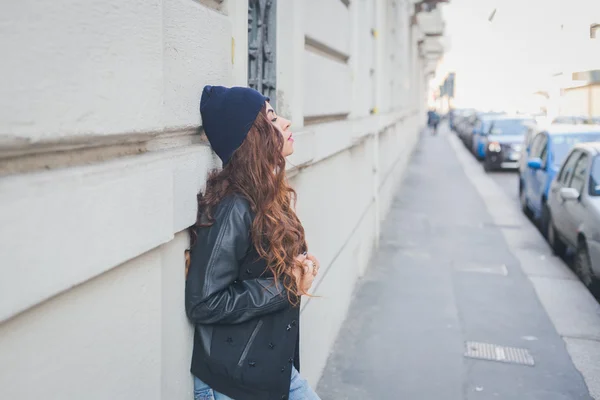 Bella ragazza in posa in un contesto urbano — Foto Stock