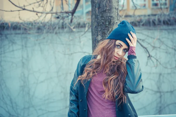 Beautiful girl posing in an urban context — Stock Photo, Image