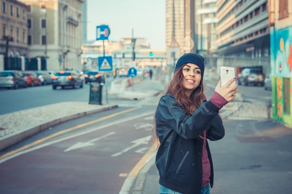 Piękna dziewczyna selfie w ulicach miasta — Zdjęcie stockowe