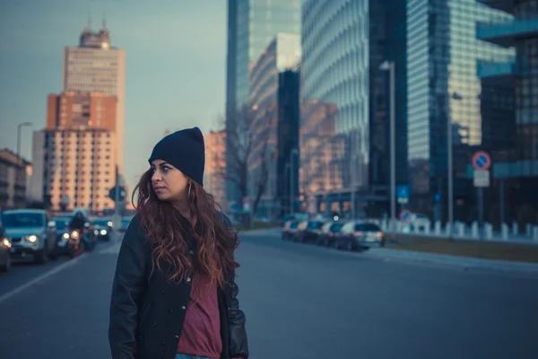 Beautiful girl posing in an urban context — Stock Photo, Image