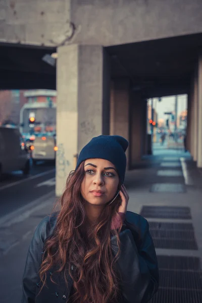 Menina bonita posando em um contexto urbano — Fotografia de Stock