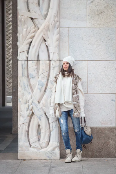 Hermosa joven posando en las calles de la ciudad — Foto de Stock