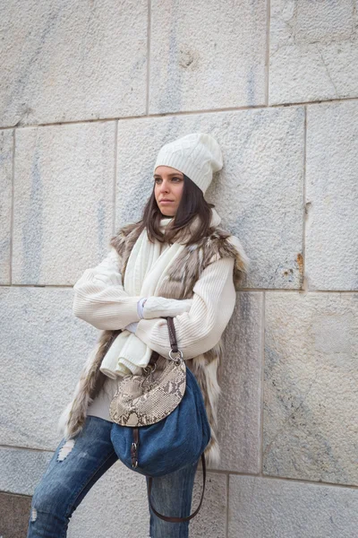 Hermosa joven posando en las calles de la ciudad — Foto de Stock