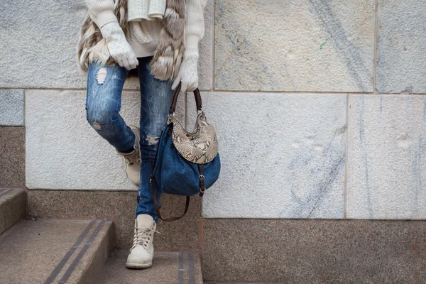 Détail d'une jeune femme posant dans les rues de la ville — Photo