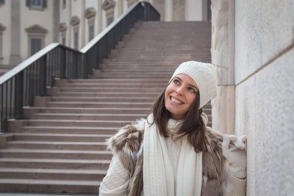 Beautiful young woman posing in the city streets — Stock Photo, Image