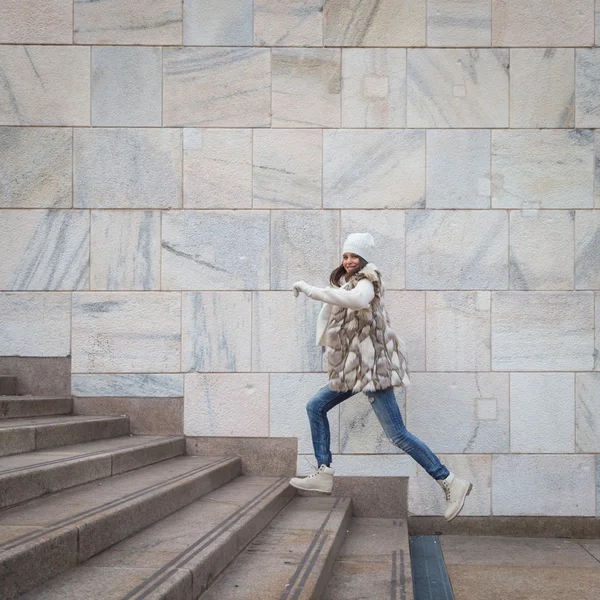 Krásná mladá žena skákat po schodech dolů — Stock fotografie