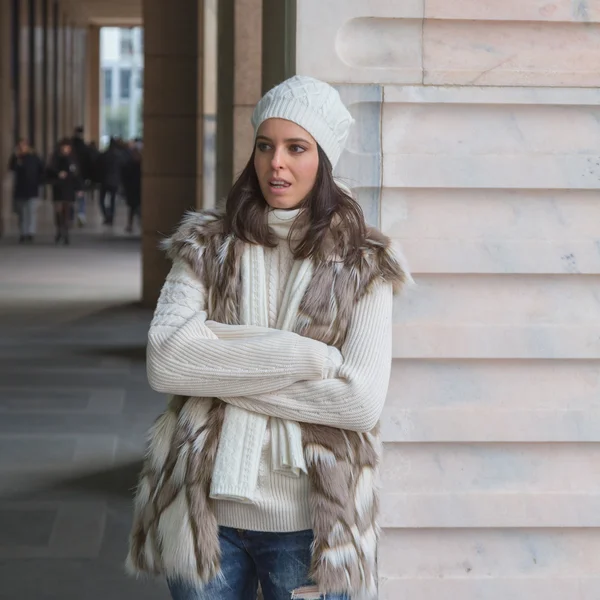 Beautiful young woman posing in the city streets — Stock Photo, Image