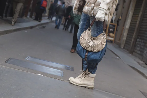 Detalle de una joven posando en las calles de la ciudad —  Fotos de Stock