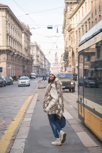 Hermosa joven posando en las calles de la ciudad —  Fotos de Stock