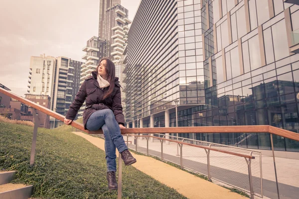 Young beautiful girl posing in the city streets — Stock Photo, Image