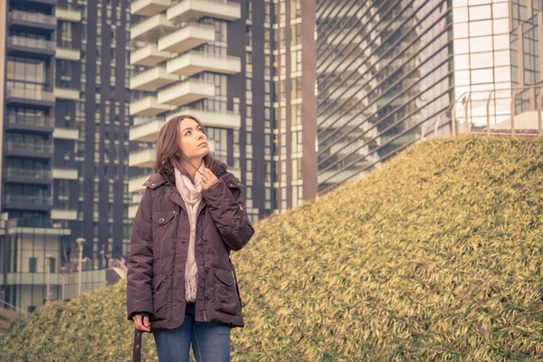 Giovane bella ragazza in posa nelle strade della città — Foto Stock