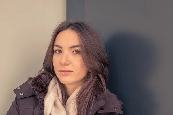 Menina bonita jovem posando nas ruas da cidade — Fotografia de Stock