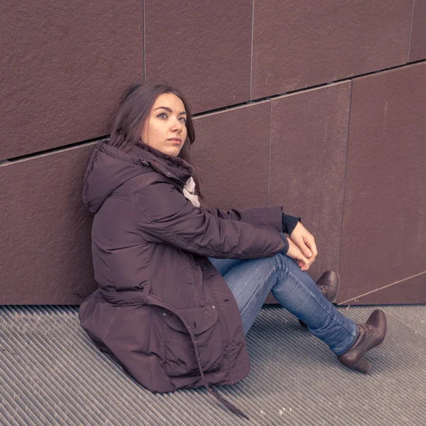 Young beautiful girl posing in the city streets — Stock Photo, Image